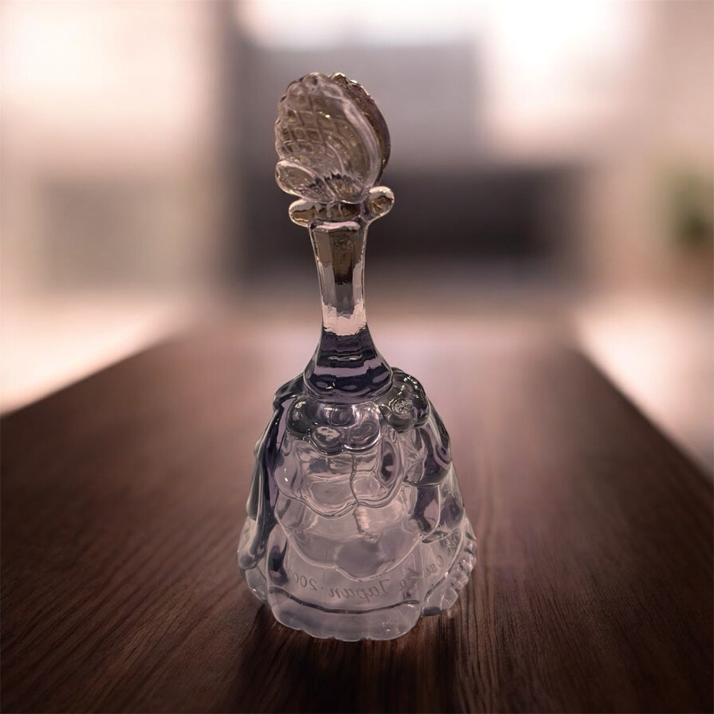 Commemorative Fenton Lilac Purple Butterfly
Glass bell with Original Sticker.